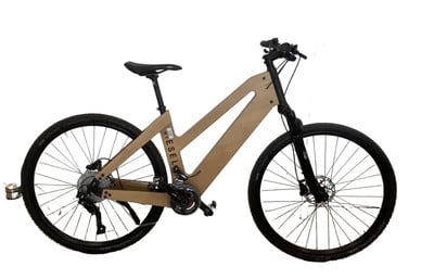 Ein Holz-E-Bike mit modernem Design und schwarzen Rädern.