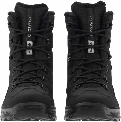 Ein Paar schwarze Winterstiefel mit Fell und Schnürsenkeln, Marke LOWA. Ein Paar schwarze Winterstiefel mit Fell und Schnürsenkeln, Marke LOWA.
