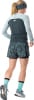 Eine Frau in Laufkleidung mit Stirnband, Langarmshirt und Shorts.