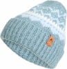 Hellblaue Strickmütze mit weißem Fair-Isle-Muster und Lederetikett.