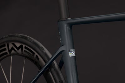 Detail des Rahmens und Rades eines Fahrrads mit UCI-Logo.