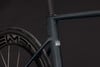 Detail des Rahmens und Rades eines Fahrrads mit UCI-Logo.