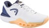 Ein weißer Tennisschuh mit dunkelblauen und orangefarbenen Details und Head-Logo.