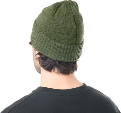 Ein Mann mit kurzen dunklen Haaren trägt eine grüne Strickmütze. Ein Mann mit kurzen dunklen Haaren trägt eine grüne Strickmütze.