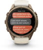 Eine Smartwatch zeigt eine Konversation mit Textnachrichten auf Deutsch an.