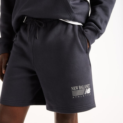 Dunkle Herrenshorts mit New Balance Logo und Kordelzug in der Taille. Dunkle Herrenshorts mit New Balance Logo und Kordelzug in der Taille.