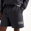 Dunkle Herrenshorts mit New Balance Logo und Kordelzug in der Taille.