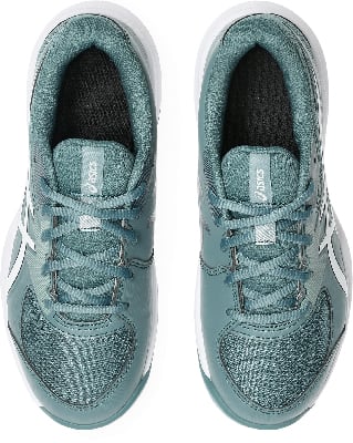 Draufsicht auf ein Paar türkisfarbener Asics-Sportschuhe mit weißen Details. Draufsicht auf ein Paar türkisfarbener Asics-Sportschuhe mit weißen Details.
