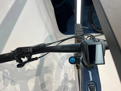 Detail eines E-Bike-Lenkers von Bosch mit Display und Bedienelementen. Detail eines E-Bike-Lenkers von Bosch mit Display und Bedienelementen.