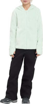 Mädchen in mintgrünem Fleece-Reißverschluss-Pullover mit Kapuze und schwarzer Hose. Mädchen in mintgrünem Fleece-Reißverschluss-Pullover mit Kapuze und schwarzer Hose.