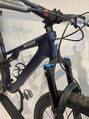 Dunkelblaues Specialized Mountainbike mit Federung