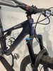 Dunkelblaues Specialized Mountainbike mit Federung