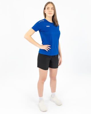 Eine Frau in einem blauen Shirt und schwarzer Hose steht mit der Hand in der Hüfte. Eine Frau in einem blauen Shirt und schwarzer Hose steht mit der Hand in der Hüfte.