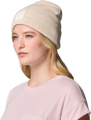 Ein Mädchen in einem rosa T-Shirt und einer beigen Mütze mit bunten Punkten. Ein Mädchen in einem rosa T-Shirt und einer beigen Mütze mit bunten Punkten.