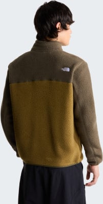 Rückansicht eines Mannes in einer olivgrünen Fleecejacke mit Kontraststreifen. Rückansicht eines Mannes in einer olivgrünen Fleecejacke mit Kontraststreifen.
