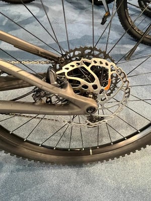 Hinterrad eines Mountainbikes mit Scheibenbremse und Schaltwerk. Hinterrad eines Mountainbikes mit Scheibenbremse und Schaltwerk.