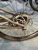 Hinterrad eines Mountainbikes mit Scheibenbremse und Schaltwerk.