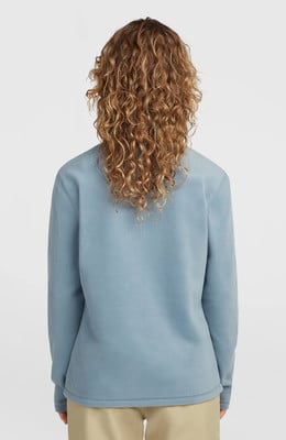 Damen-Pullover in Blau mit langen Ärmeln und lockigem braunem Haar. Damen-Pullover in Blau mit langen Ärmeln und lockigem braunem Haar.