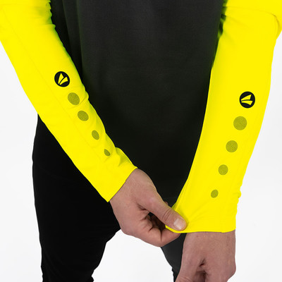 Gelbe Armstulpen mit schwarzen Logos und Punkten am Ärmel. Gelbe Armstulpen mit schwarzen Logos und Punkten am Ärmel.