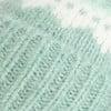 Detail eines Strickmusters mit weißem und hellgrünem Muster.