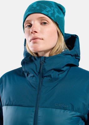 Damen-Daunenjacke mit Kapuze und Mütze mit Camouflage-Muster. Damen-Daunenjacke mit Kapuze und Mütze mit Camouflage-Muster.