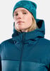 Damen-Daunenjacke mit Kapuze und Mütze mit Camouflage-Muster.