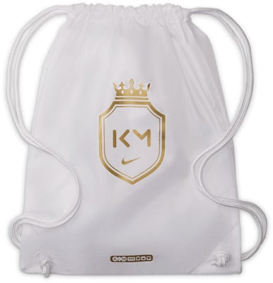 Weiße Kordelzugtasche mit goldenem KM- und Nike-Logo. Weiße Kordelzugtasche mit goldenem KM- und Nike-Logo.
