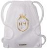 Weiße Kordelzugtasche mit goldenem KM- und Nike-Logo.