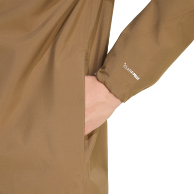 Braune Jacke mit Climaproof-Logo am Ärmel und Tasche.