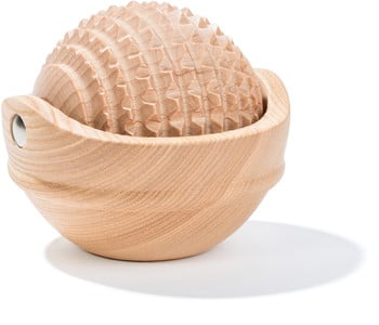Holzmassagegerät mit Noppen in einer Holzschale, weißer Hintergrund.