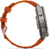Eine Uhr mit einem orangefarbenen Armband und einem Metallgehäuse im Profil.