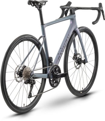 Modernes graues Rennrad mit Scheibenbremsen und dem Schriftzug RAYMON. Modernes graues Rennrad mit Scheibenbremsen und dem Schriftzug RAYMON.
