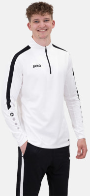 Ein Mann in einer weißen Jacke mit schwarzen Streifen und schwarzer Jogginghose. Ein Mann in einer weißen Jacke mit schwarzen Streifen und schwarzer Jogginghose.