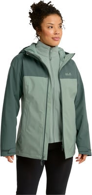 Frau in dunkelgrüner und hellgrüner Jacke mit Fleece-Innenfutter. Frau in dunkelgrüner und hellgrüner Jacke mit Fleece-Innenfutter.