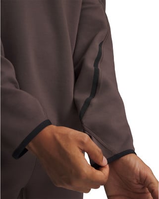Ärmeldetail eines braunen Hoodies mit schwarzer Paspel und Streifen. Ärmeldetail eines braunen Hoodies mit schwarzer Paspel und Streifen.