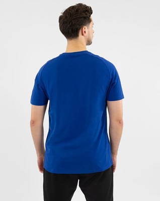Mann von hinten in blauem T-Shirt und schwarzer Hose. Mann von hinten in blauem T-Shirt und schwarzer Hose.