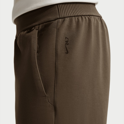 Braune Jogginghose mit Nike-Logo und 24/7-Schriftzug an der Seite.