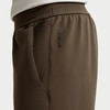 Braune Jogginghose mit Nike-Logo und 24/7-Schriftzug an der Seite.