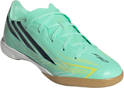 Grüne Adidas F50 Hallenschuhe mit dunklen Streifen und gelben Details. Grüne Adidas F50 Hallenschuhe mit dunklen Streifen und gelben Details.