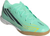 Grüne Adidas F50 Hallenschuhe mit dunklen Streifen und gelben Details.