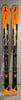 Atomic-Ski mit orange-schwarzem Design und schwarzen Bindungen.