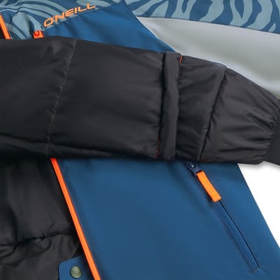 Detail einer Jacke mit O'Neill-Logo und orangefarbenen Akzenten. Detail einer Jacke mit O'Neill-Logo und orangefarbenen Akzenten.