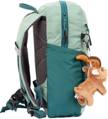 Ein grüner Rucksack mit einem Plüschtier-Schaf, das an der Seite hängt.