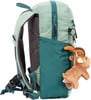Ein grüner Rucksack mit einem Plüschtier-Schaf, das an der Seite hängt.