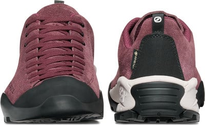 Vorder- und Rückansicht von weinroten Halbschuhen mit schwarzer Zehenkappe. Vorder- und Rückansicht von weinroten Halbschuhen mit schwarzer Zehenkappe.