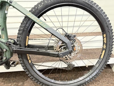 Grünes Mountainbike mit Schaltwerk und Scheibenbremse. Grünes Mountainbike mit Schaltwerk und Scheibenbremse.