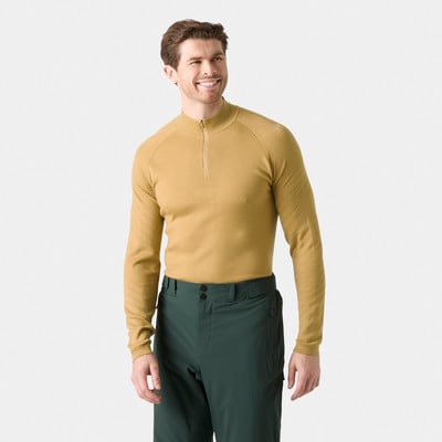 Mann in einem gelben Langarmshirt und dunkelgrüner Hose