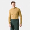 Mann in einem gelben Langarmshirt und dunkelgrüner Hose