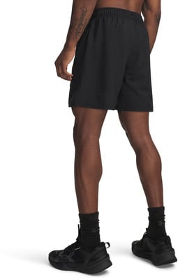 Ein Mann in schwarzen Shorts und Socken mit schwarzen Schuhen von hinten gesehen. Ein Mann in schwarzen Shorts und Socken mit schwarzen Schuhen von hinten gesehen.