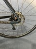 Hinterrad eines Fahrrads mit Scheibenbremse und Schaltwerk.